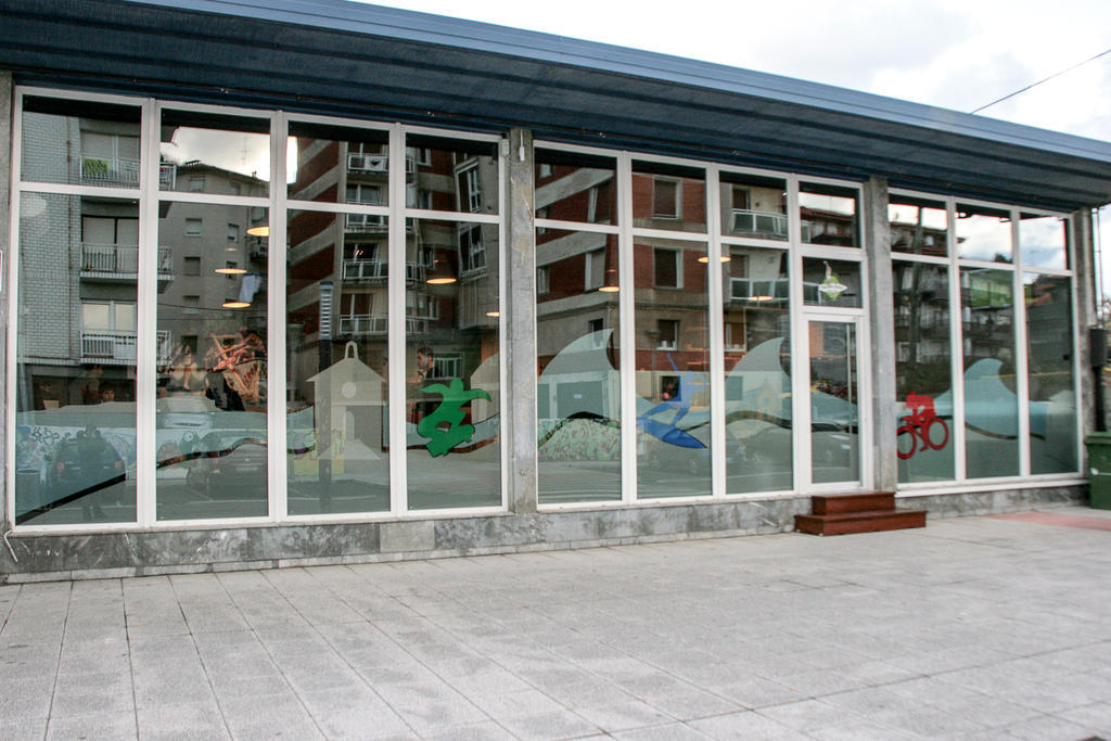 Mundaka Hostel & Sports Cafe Exterior photo
